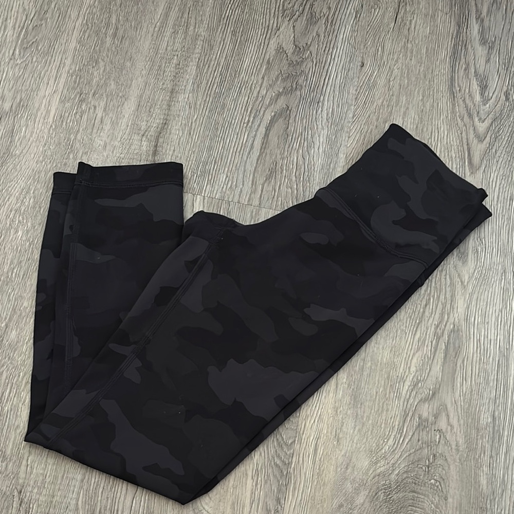 LuLuLemon size 4 Men's Black Camouflage Pants